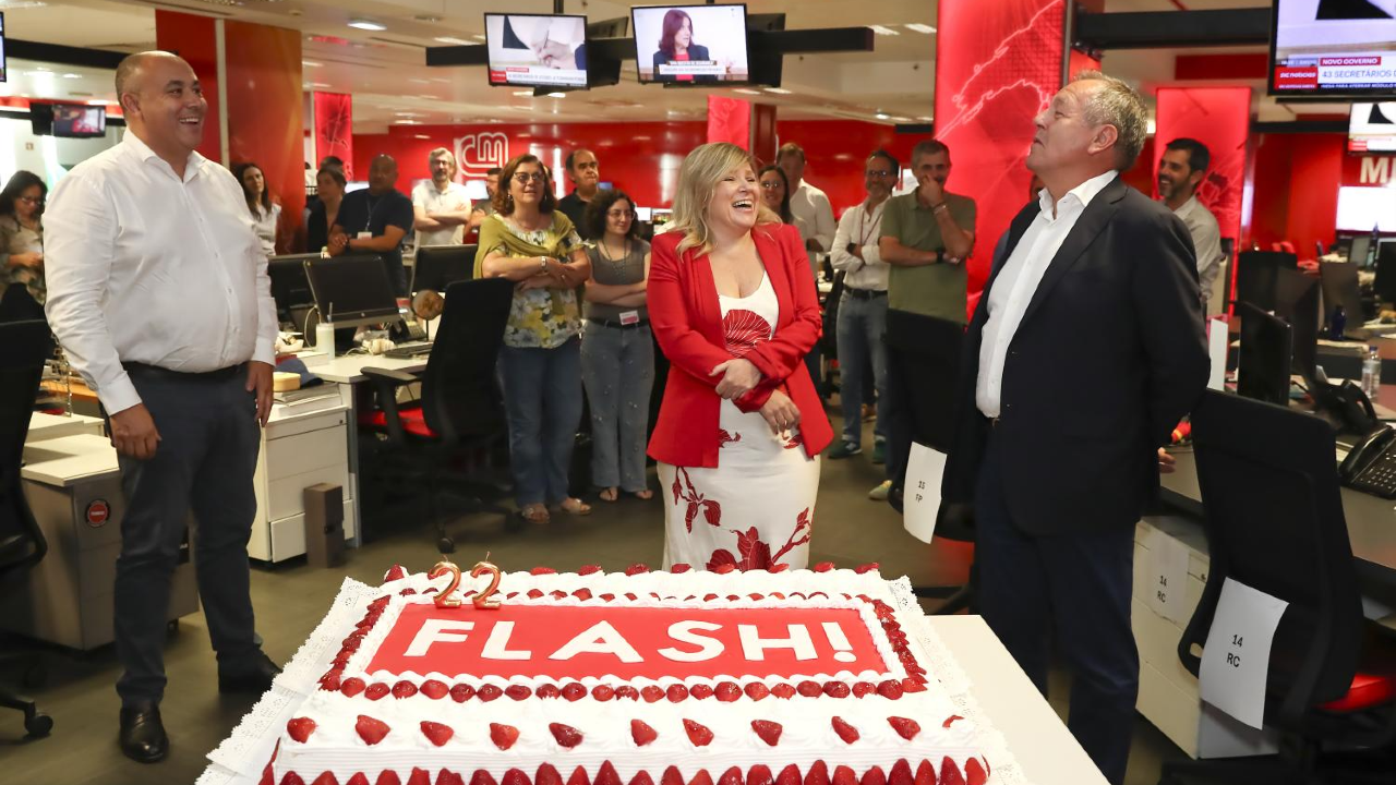 Festa na redação: Flash celebra 22 anos na Medialivre