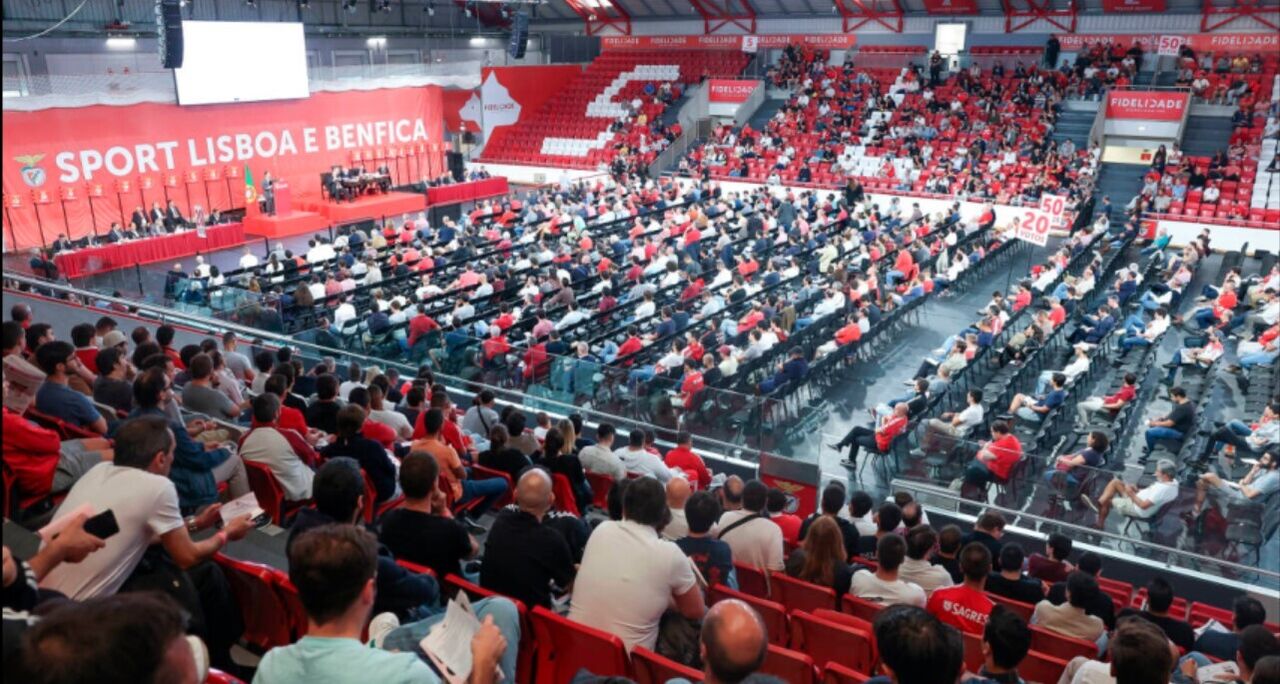 Sócios do Benfica votam orçamento do clube para 2025/26 em assembleia geral
