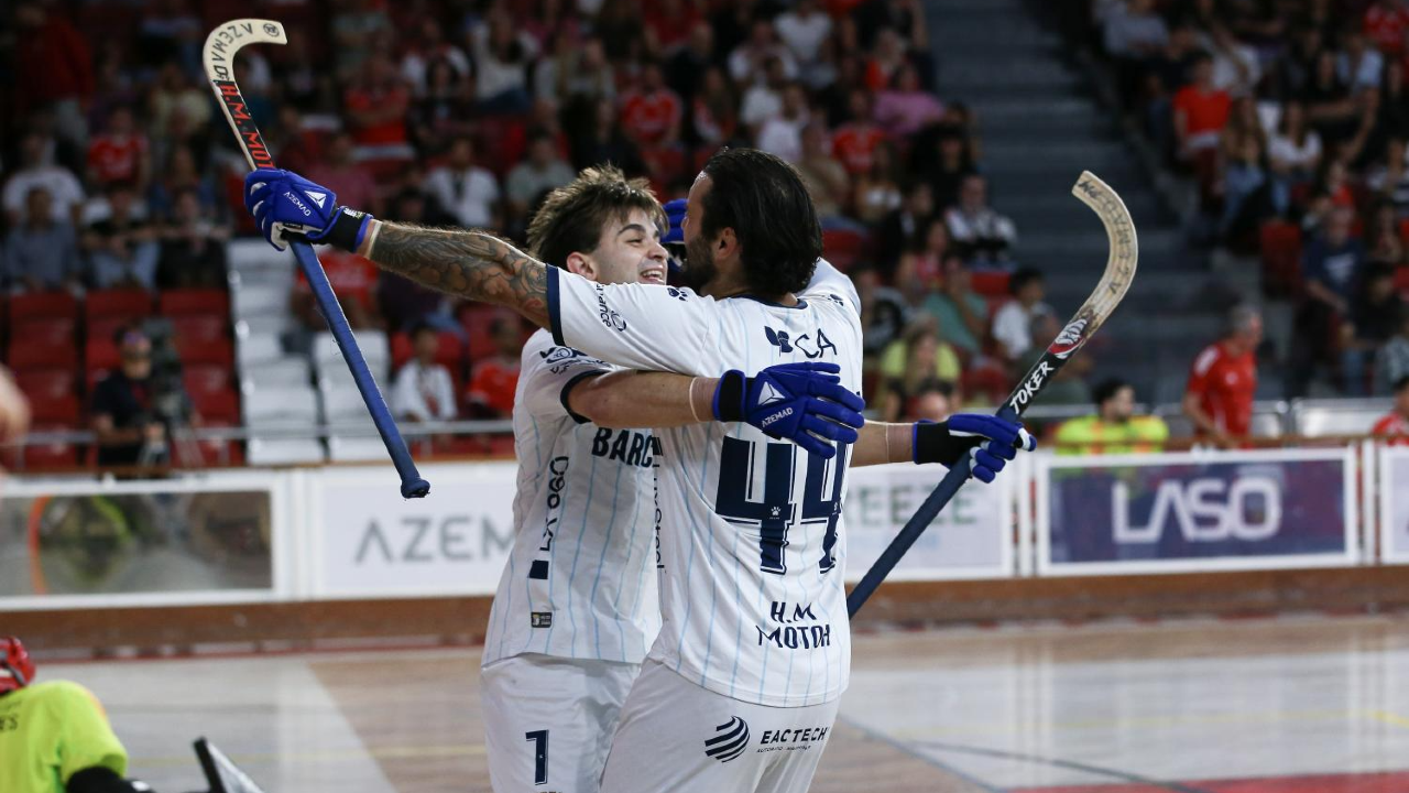 Jogadores festejam no hóquei em patins: Barcelos perto do título
