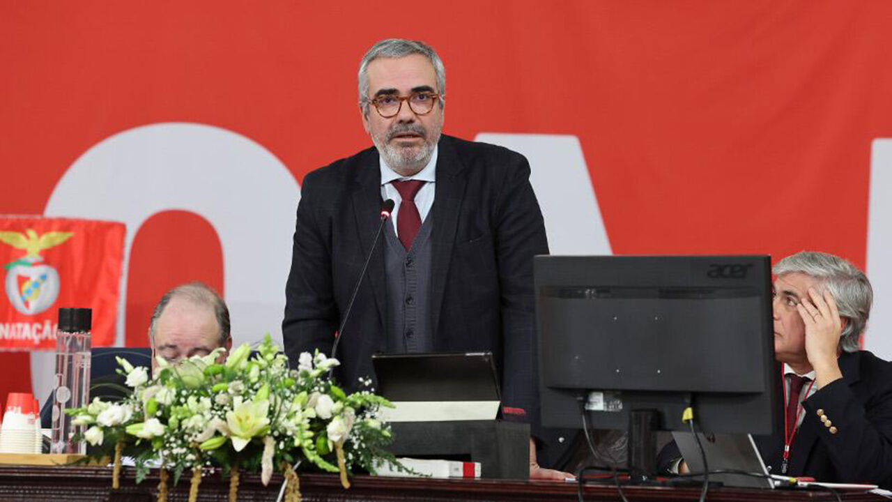 Dirigente do Benfica discursa sobre orçamento em assembleia