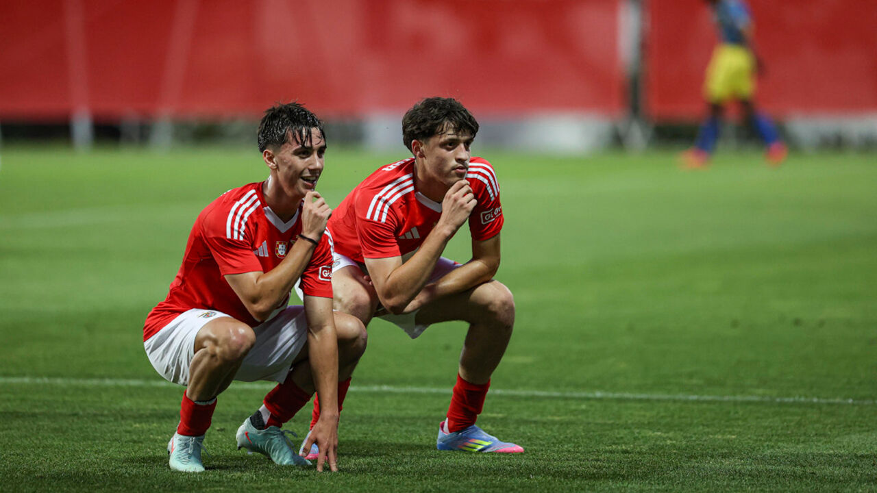 Benfica vence Real Madrid por 5-3 e mant&#xE9;m lideran&#xE7;a