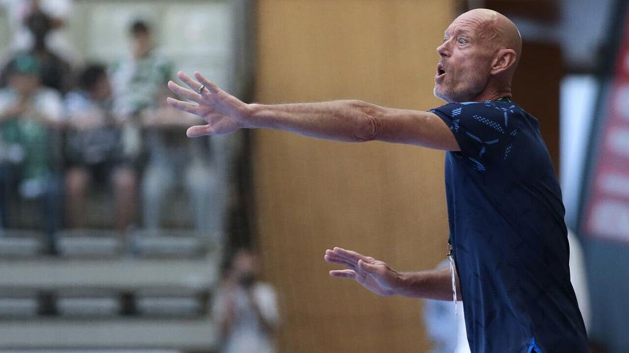 Magnus Andersson reage a questão de jornalista após jogo FC Porto-Sporting