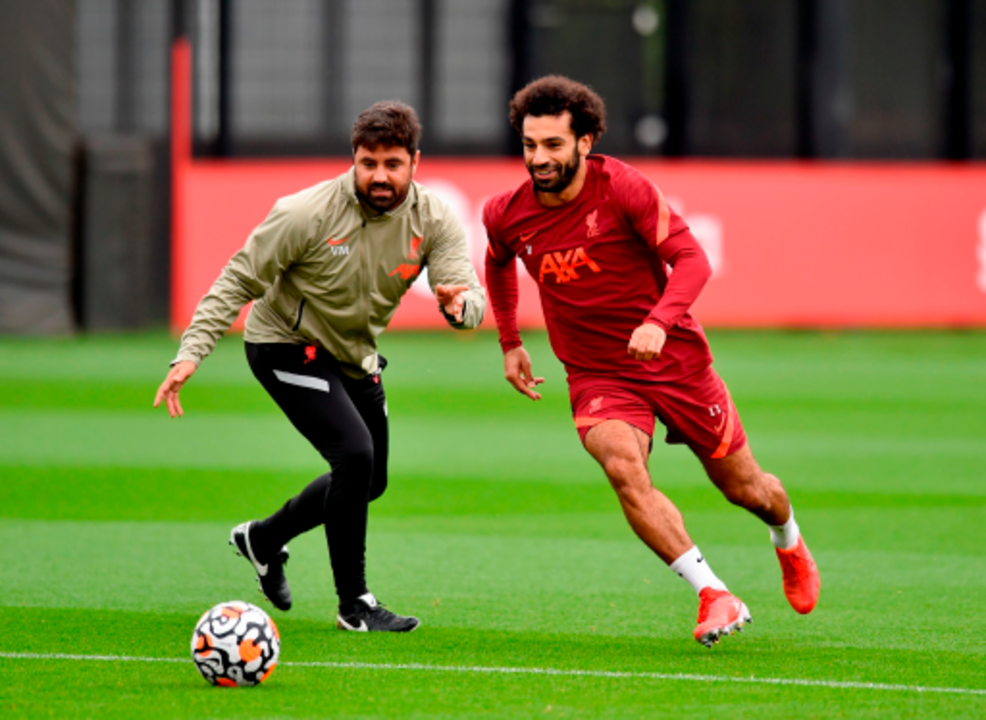 Vítor Matos e Mohamed Salah no treino do Liverpool