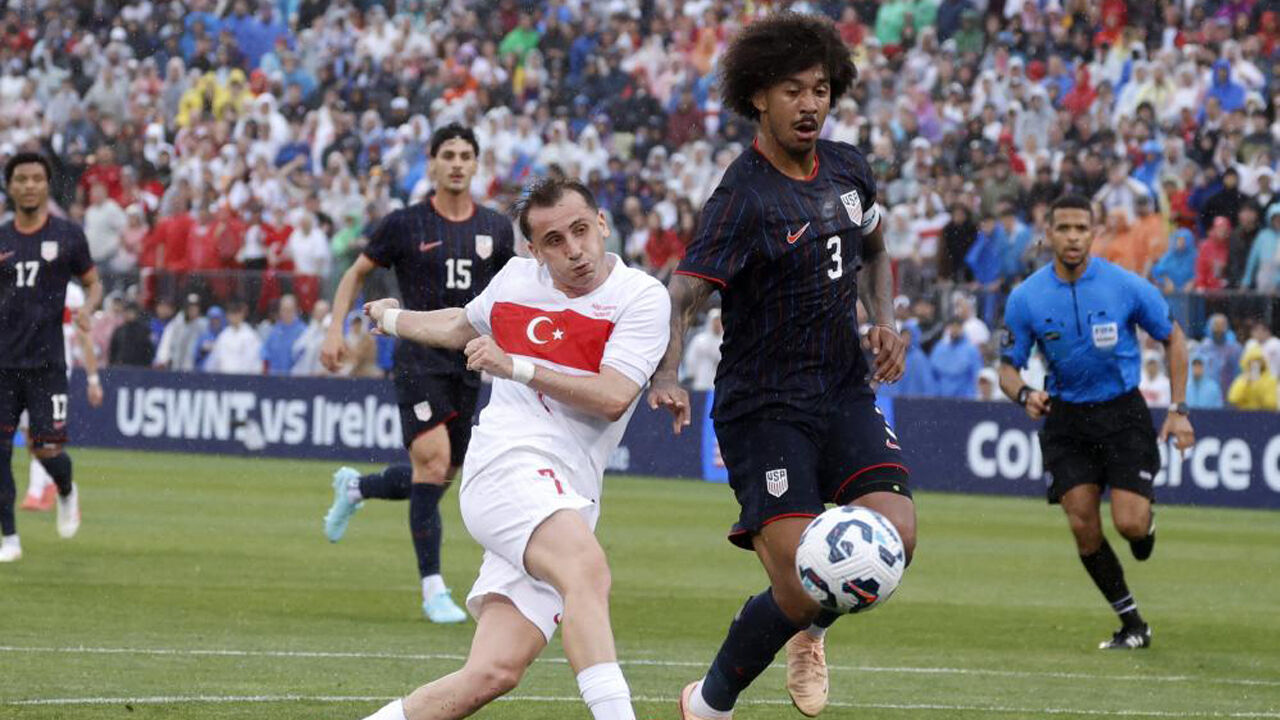 Turquia vence Estados Unidos com golo de Aktürkoglu e Kökçü em campo