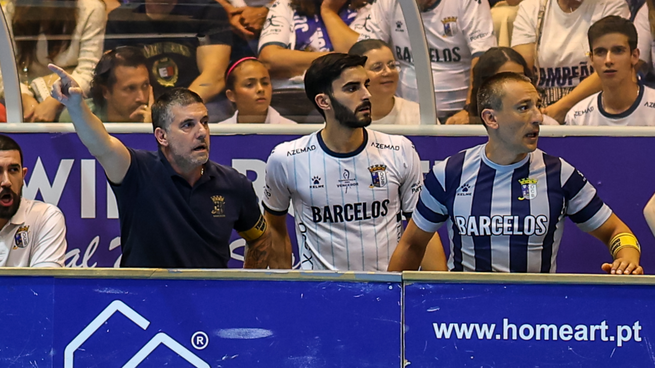 Equipa de Barcelos recebe instruções durante jogo