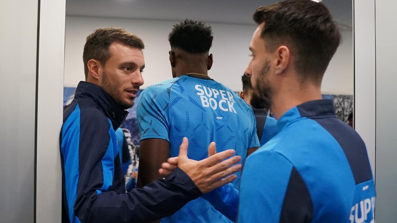 Fábio Vieira elogia Martín Anselmi e perspetiva carreira no FC Porto.
