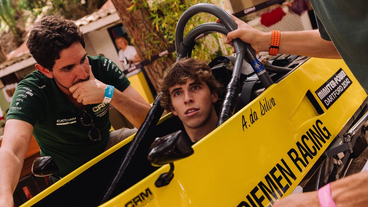 Ivan Domingues homenageado em Cascais por vitória na Fórmula 3 e visita carro de Ayrton Senna