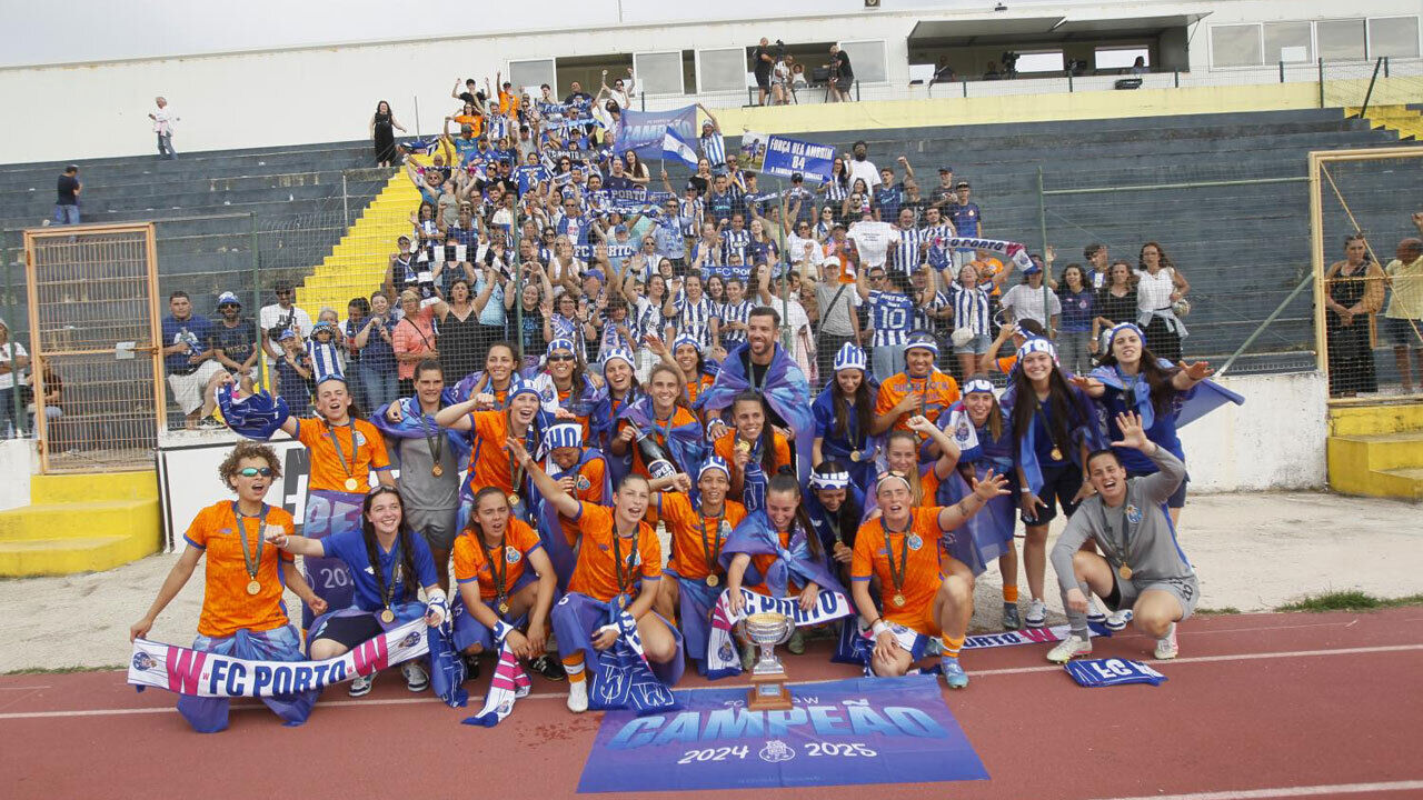 FC Porto celebra título da 3.ª divisão feminina com equipa e adeptos