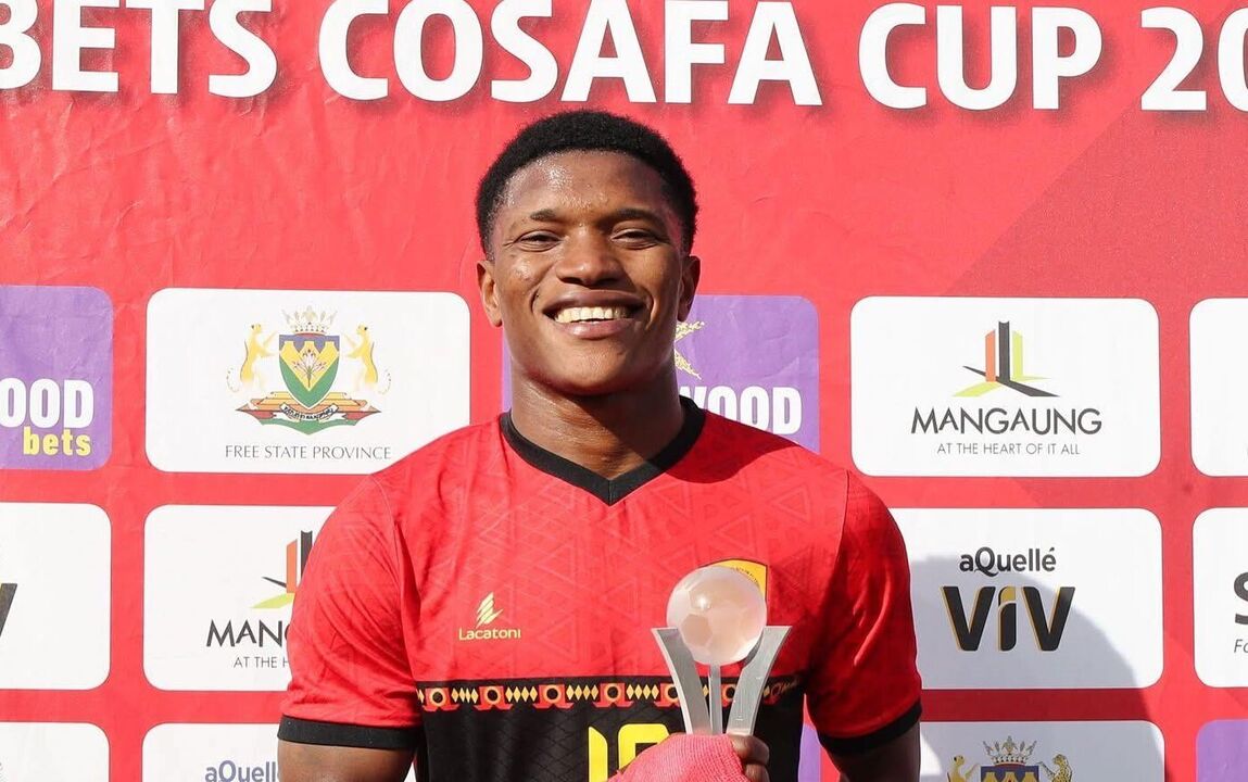 Jogador sorri com troféu da COSAFA Cup, competição da África Austral