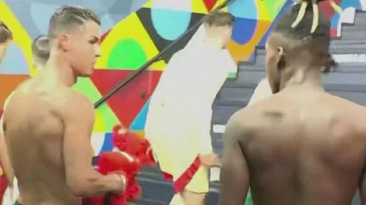 Cristiano Ronaldo e Nico Williams trocaram camisolas ao intervalo