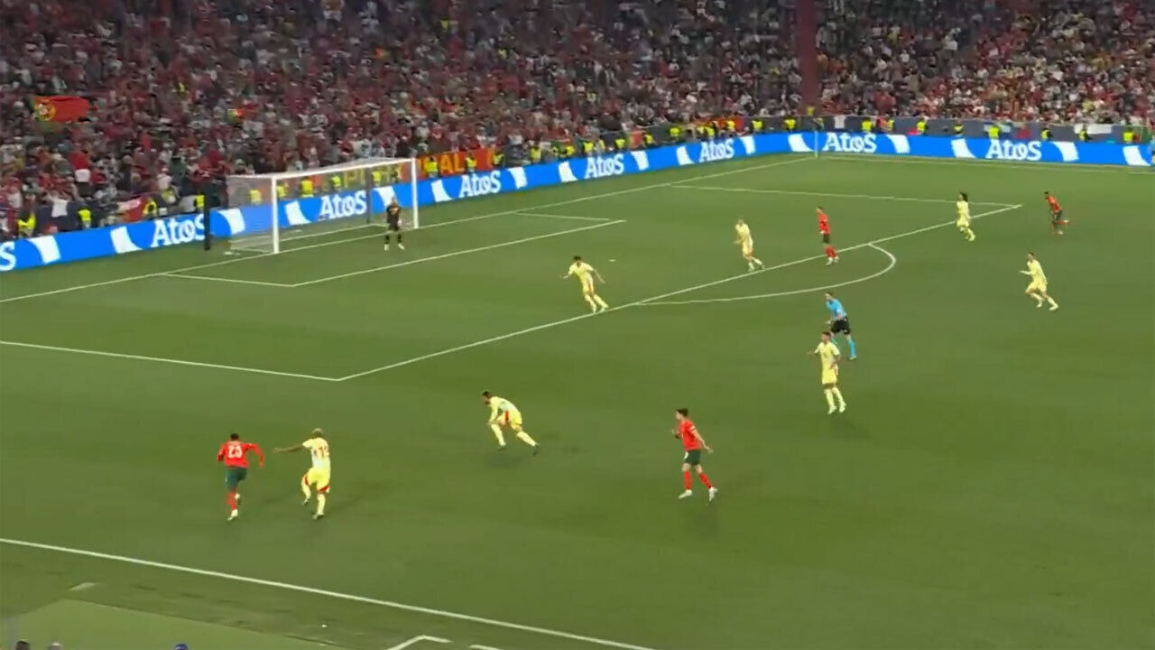 Nuno Mendes assiste Cristiano Ronaldo para golo em Munique