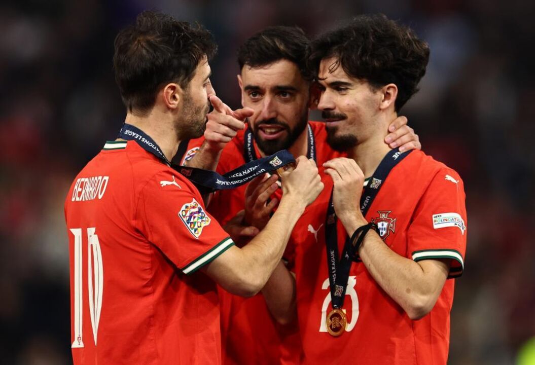 Vitinha celebra títulos com a seleção. O jogador minimiza ambições individuais, como a Bola de Ouro