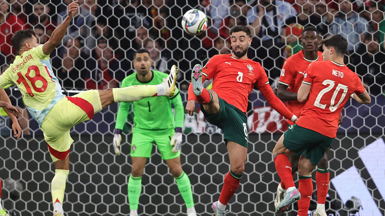 Momento de disputa de bola entre Portugal e Espanha, jogo de futebol