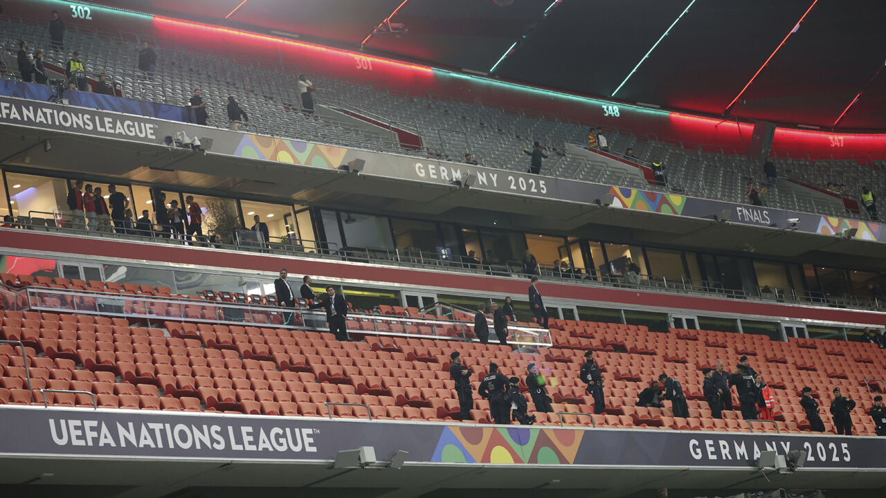 Estádio com a inscrição "Germany 2025" para a UEFA Nations League e pessoas nas bancadas