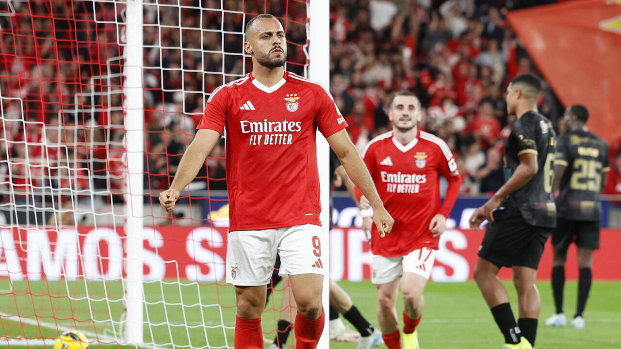 Jogador do Benfica em campo durante jogo
