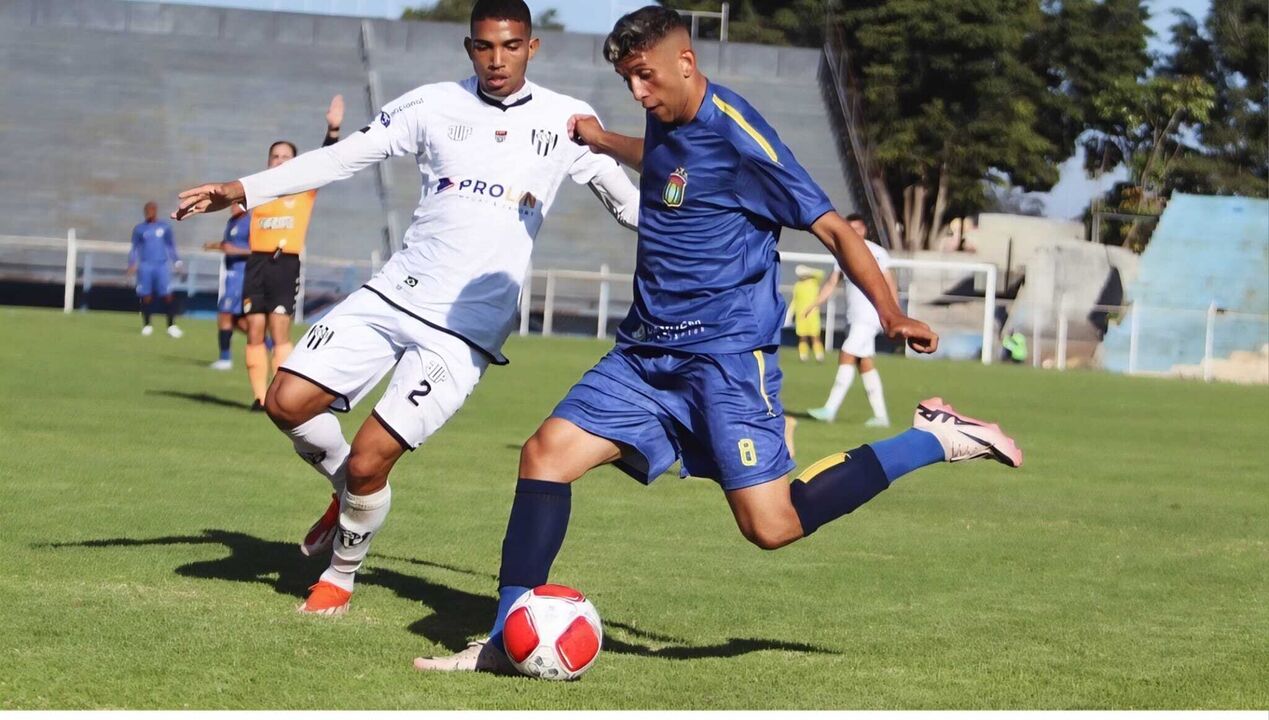 Douglas Nathan, médio do São Caetano, reforça o Nacional por três épocas