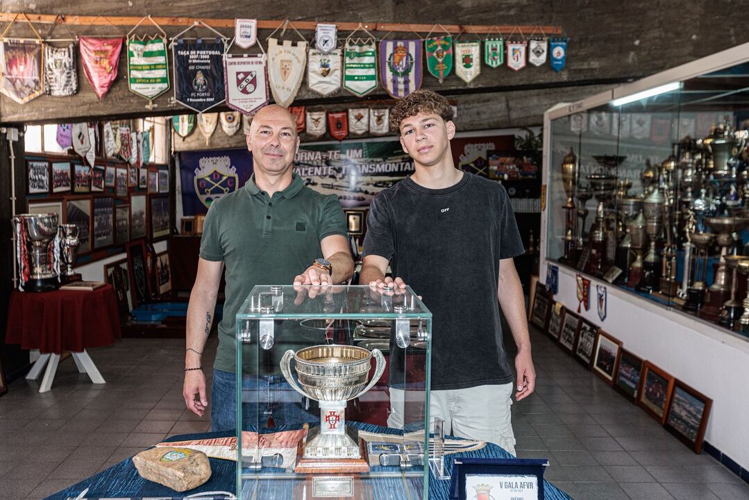 Francisco Lino, filho de Paulo Lino, assina contrato profissional com o Chaves