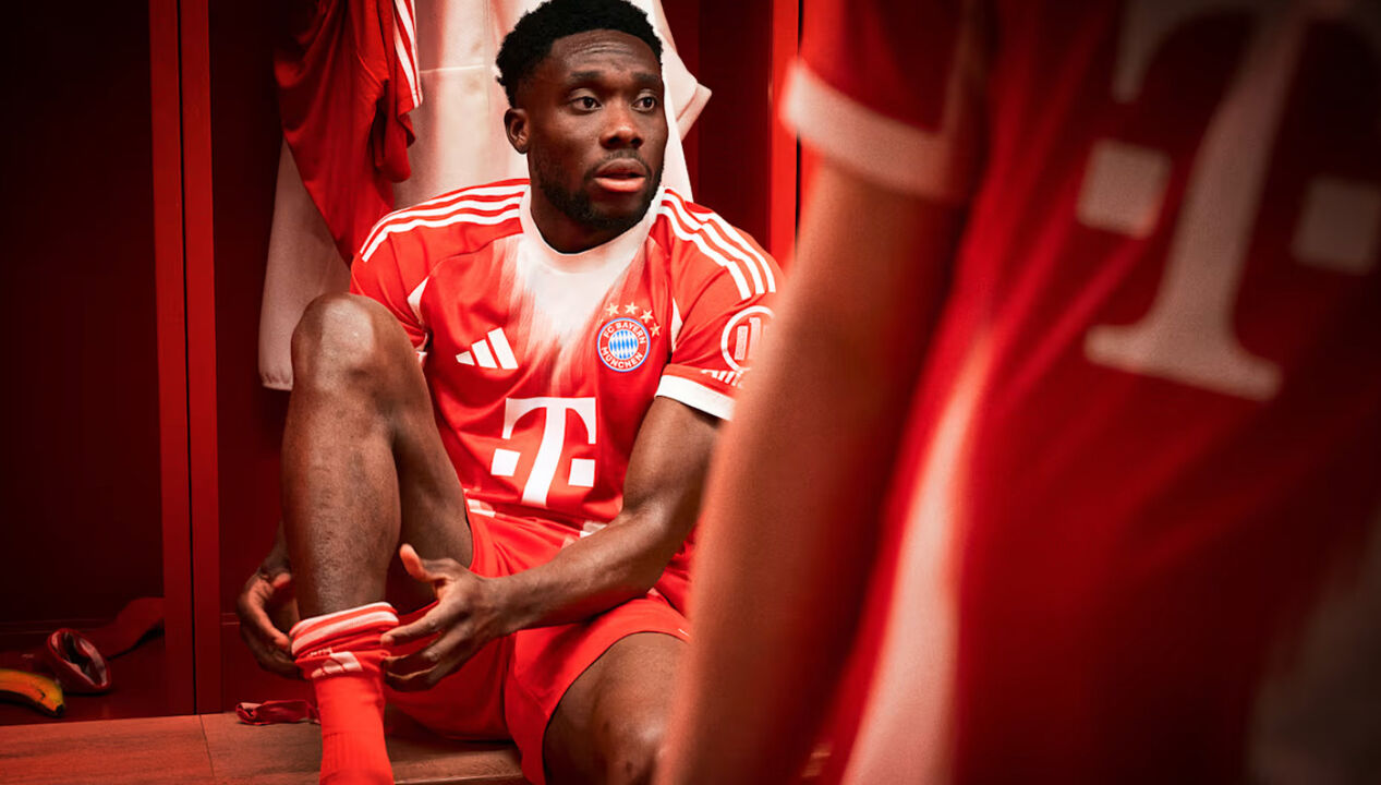 Alphonso Davies equipa-se no balneário do Bayern de Munique
