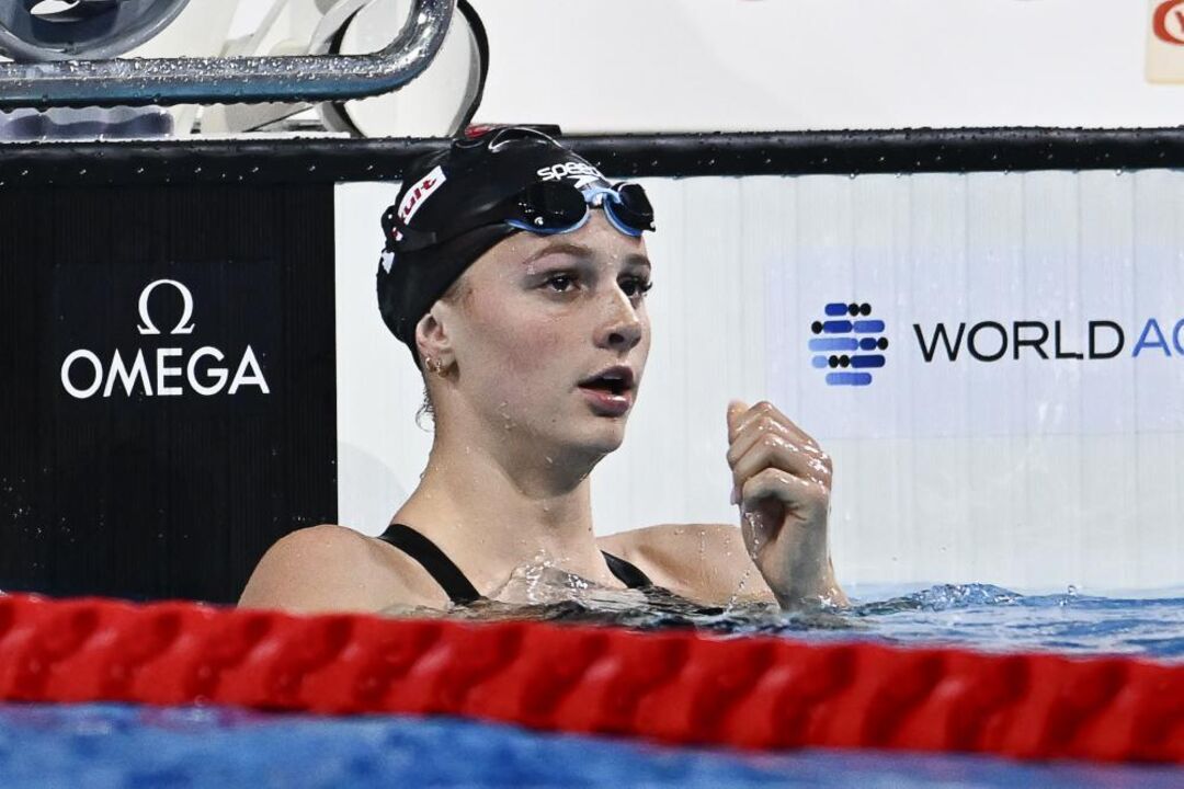 Summer McIntosh bate recorde mundial nos 200 metros estilos em Victoria, Canadá