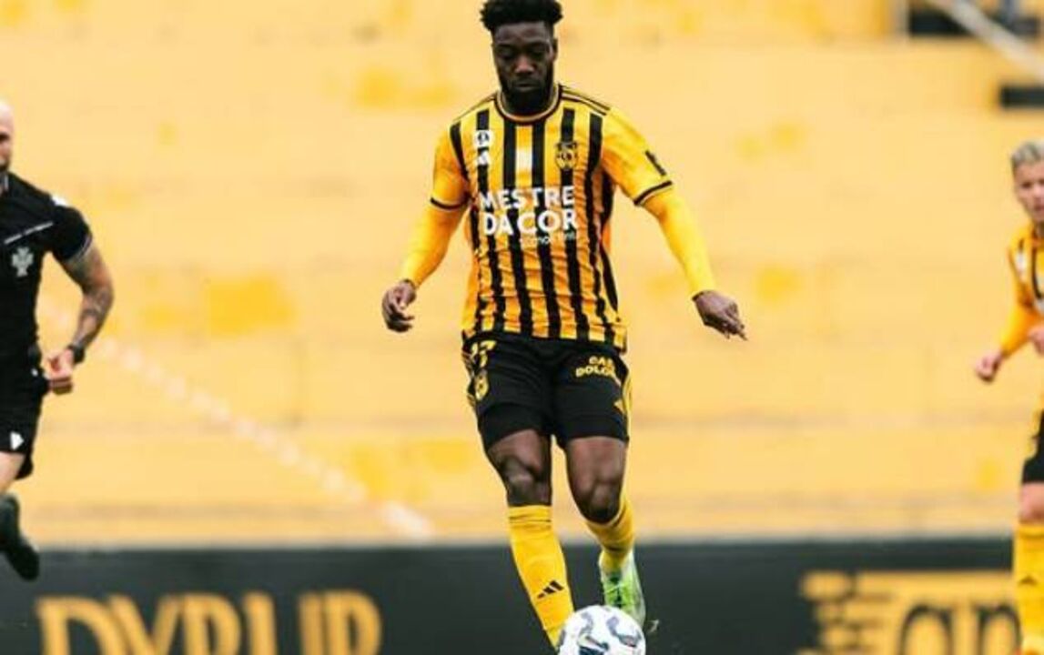 Jogador do Chaves disputa a bola durante o jogo