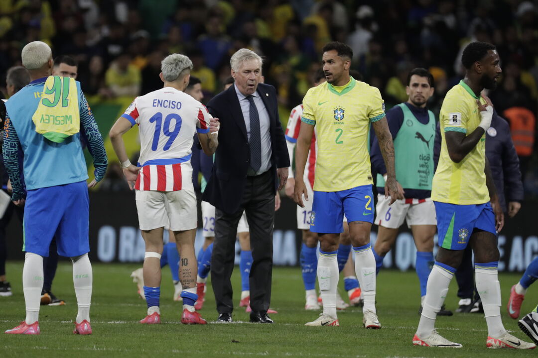 Ancelotti no jogo com o Paraguai