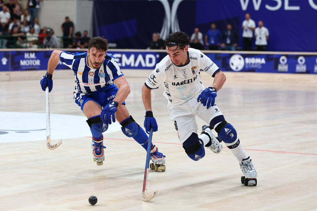 Jogadores disputam a bola em jogo de hóquei em patins