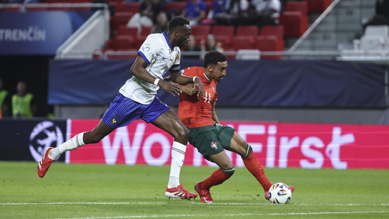 Jogo de futebol entre França e Portugal num estádio