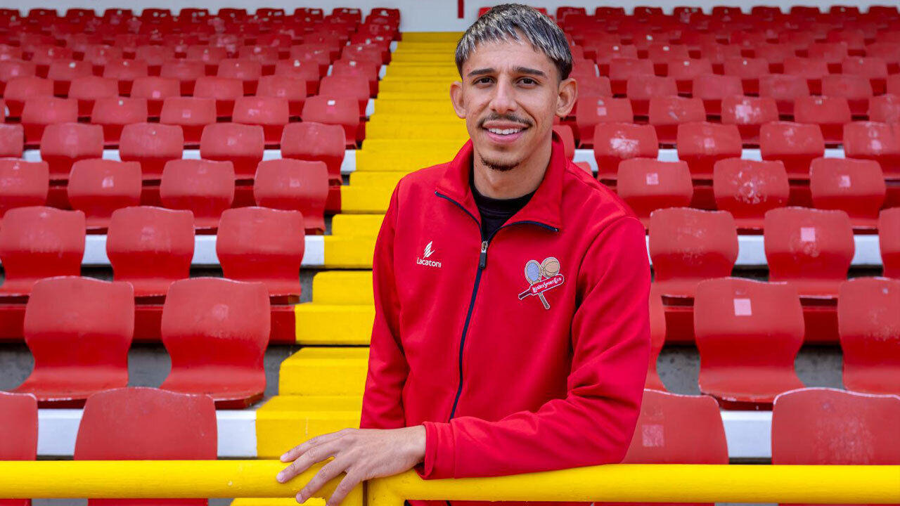 Werton perde a aposta com o empresário sobre número de golos.
