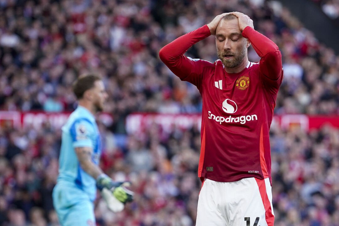 Christian Eriksen demonstra frustração durante o jogo do Manchester United