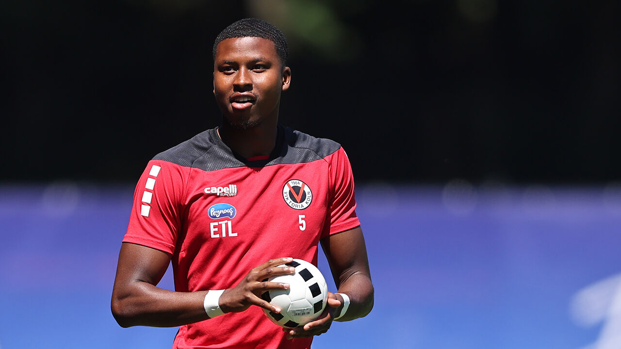 Sidny Cabral, lateral-direito internacional por Cabo Verde, reforça o Estrela da Amadora até 2028