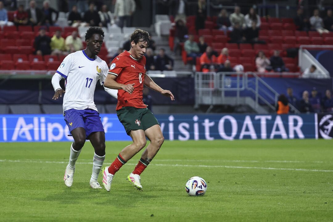 Paulo Bernardo iguala internacionalizações de Henrique Araújo nos sub21