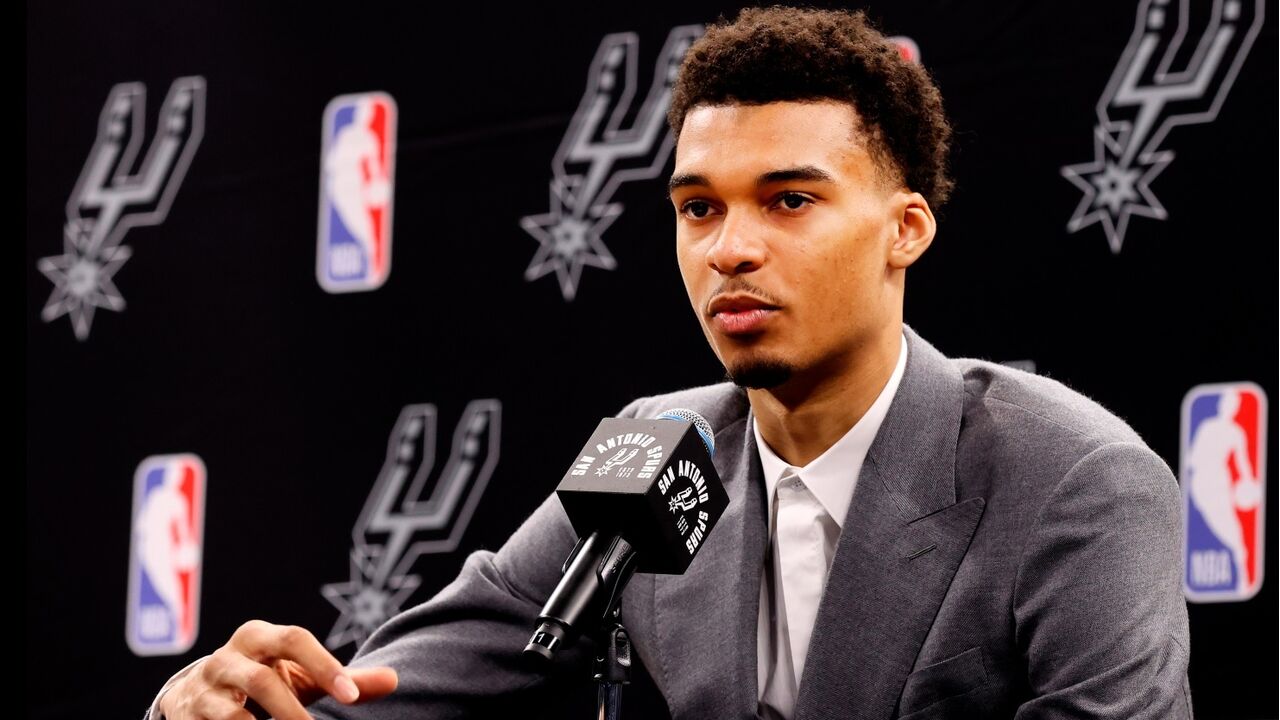 Victor Wembanyama, dos San Antonio Spurs, promete impacto na NBA após retiro na China