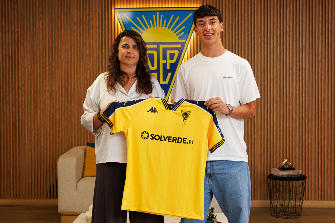Martim Dias assina pelo Estoril Praia e reforça os sub-23