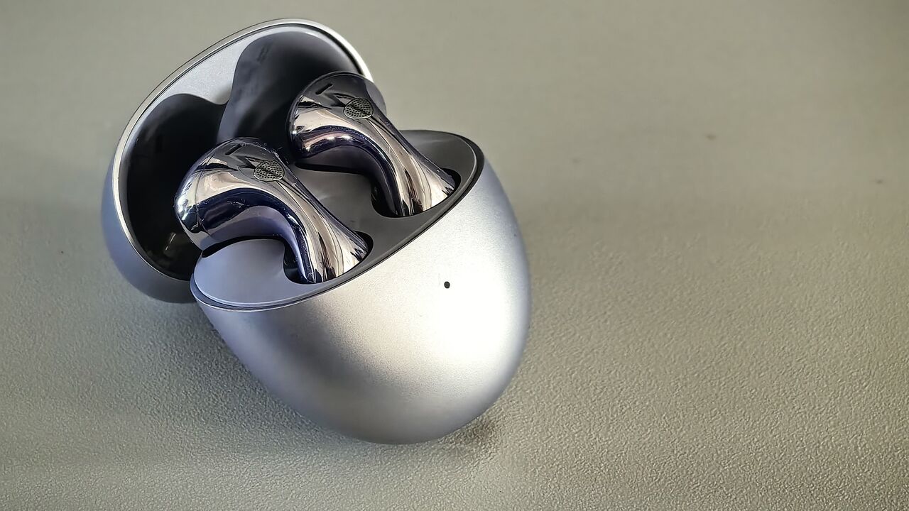 Estojo e auriculares têm um design curioso