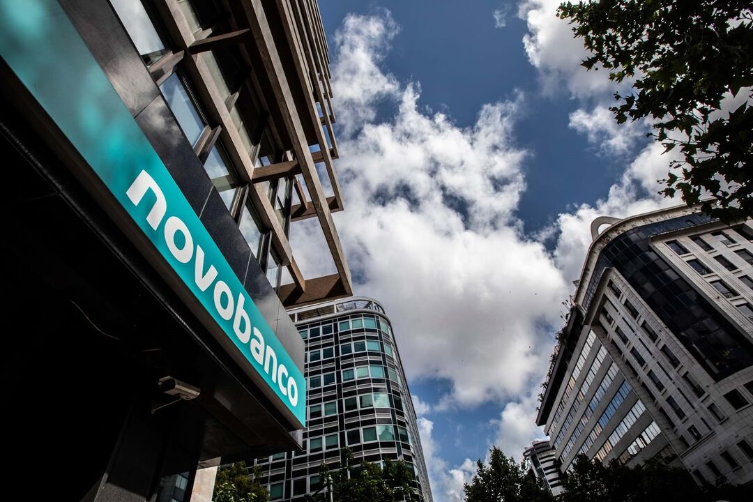 Edifício do Novo Banco em Lisboa sob um céu azul