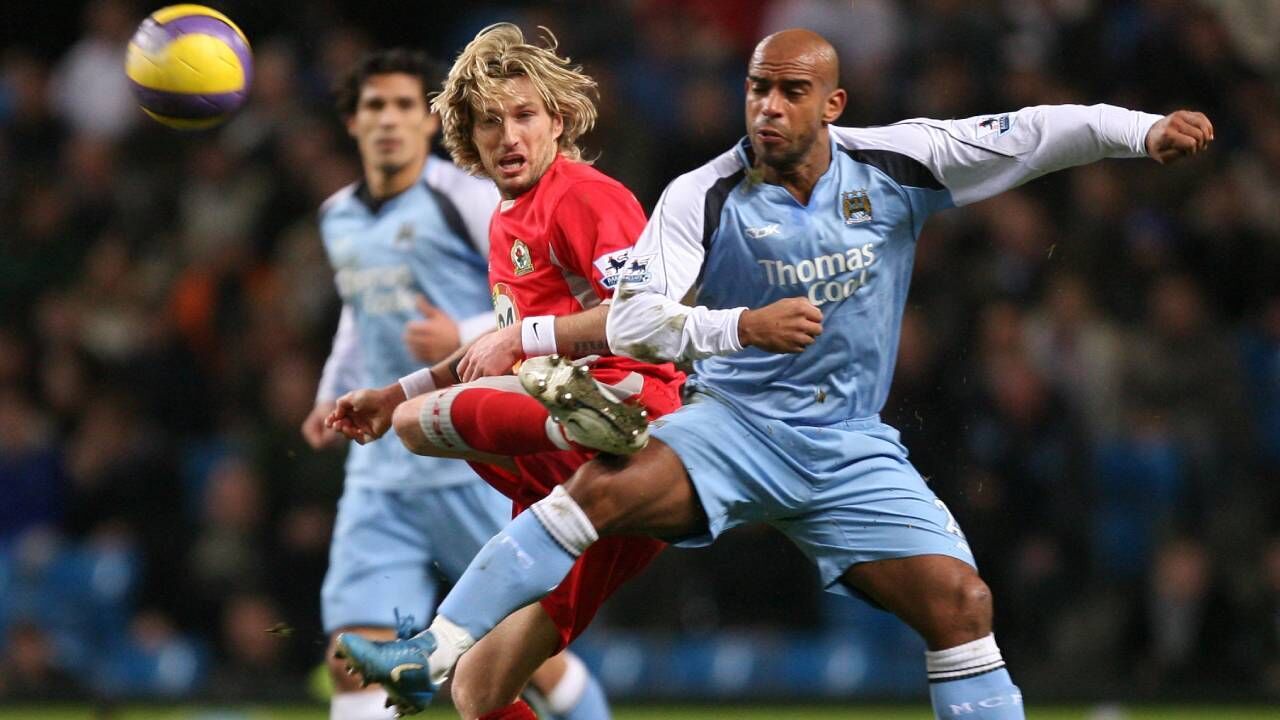 Ex-internacional inglês, em campo por Manchester City, confronta jogador do Blackburn Rovers