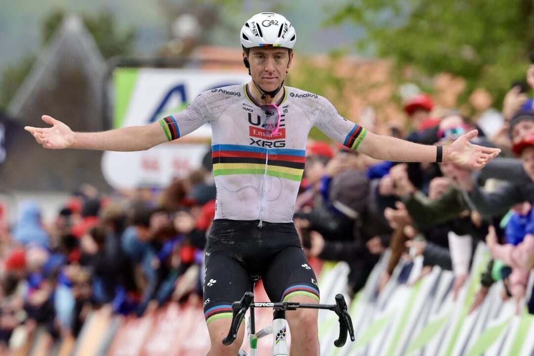 Pogacar vence etapa e lidera Critério do Dauphiné em Combloux, França