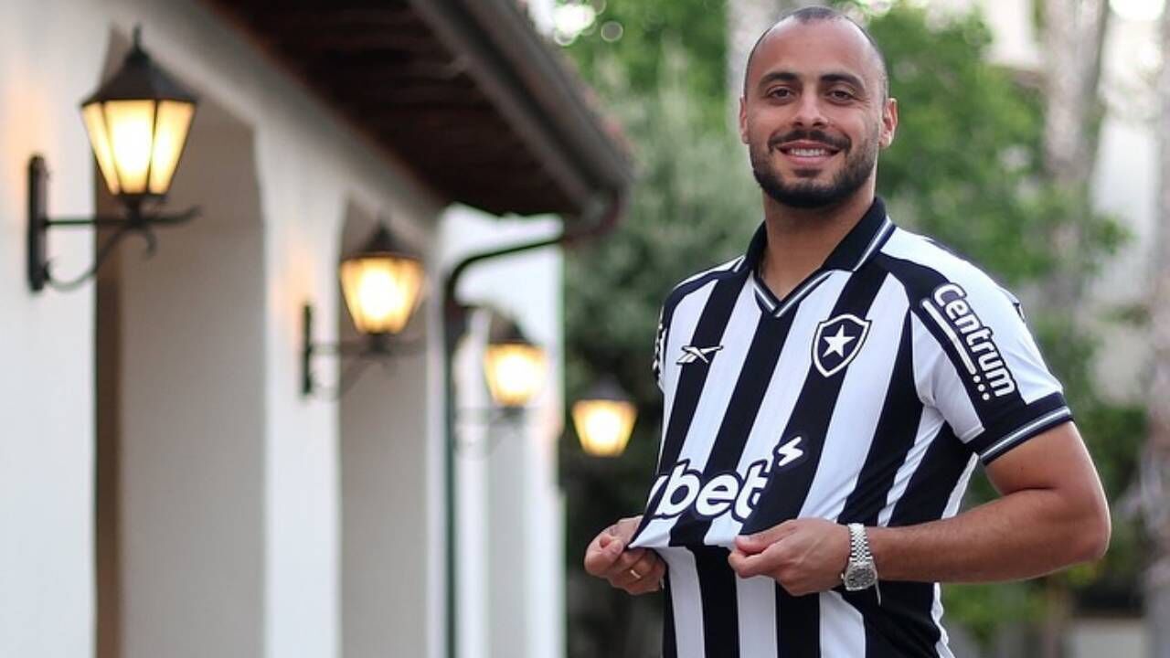 Arthur Cabral assina pelo Botafogo até 2028