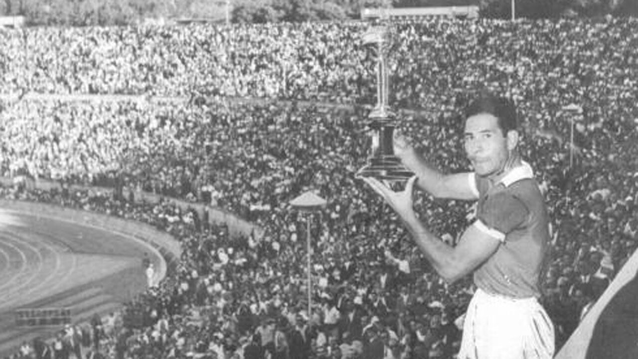 Artur Santos a erguer a Taça de Portugal conquistada pelo Benfica em 58/59