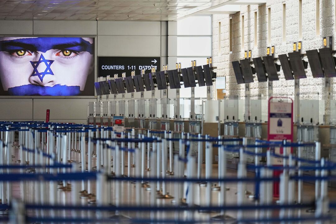 Balcões de check-in vazios no aeroporto com imagem da bandeira de Israel