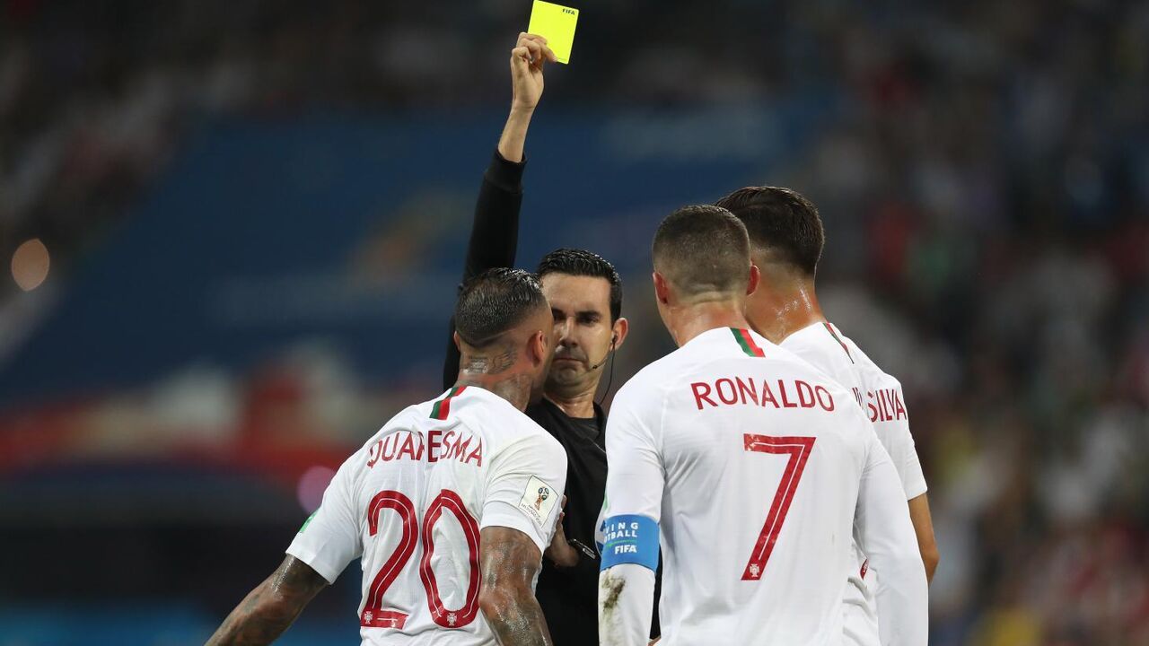 Árbitro mostra cartão amarelo a Quaresma durante jogo de futebol