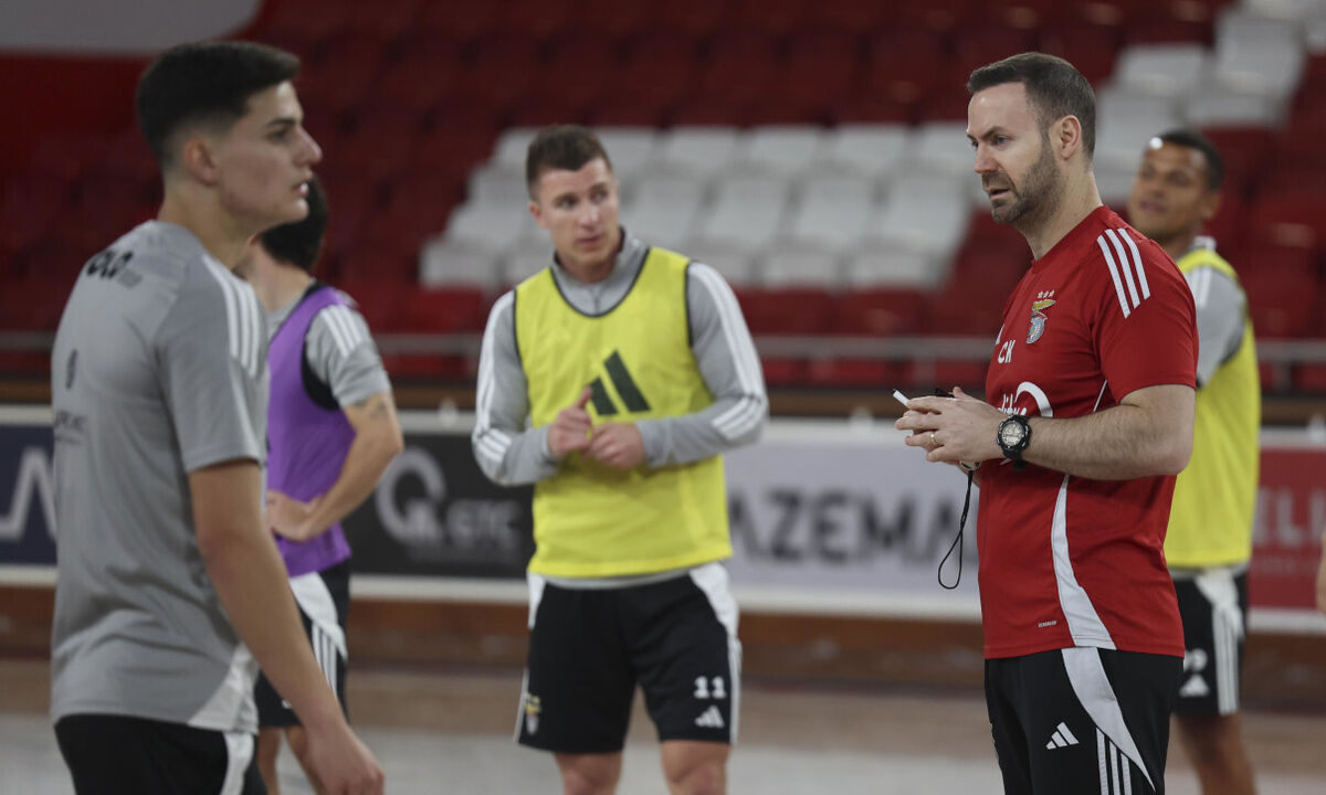 Cassiano motiva jogadores do Benfica para o título de futsal.
