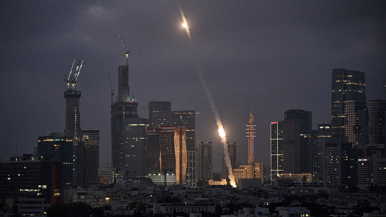 Israel e Irão em conflito: mísseis iluminam o céu noturno de Telavive após ameaças e ofensivas militares