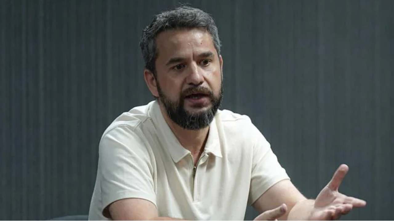 Homem com barba surge a gesticular durante uma conversa