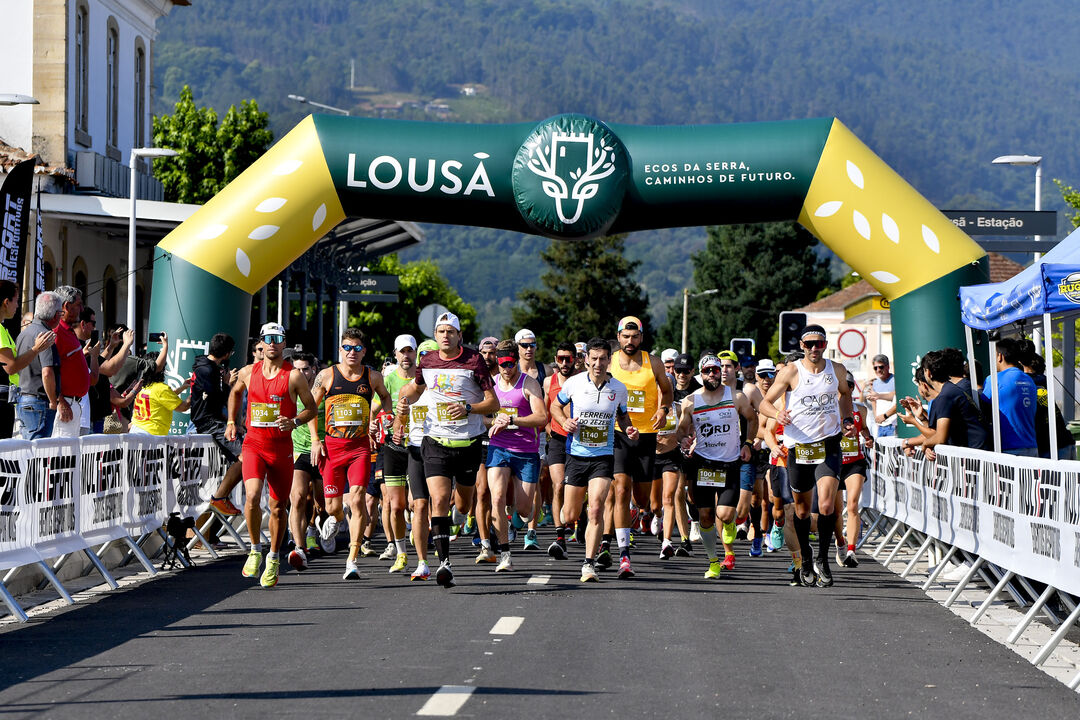 Atletas correm na Lousã, sob o arco com o nome da cidade