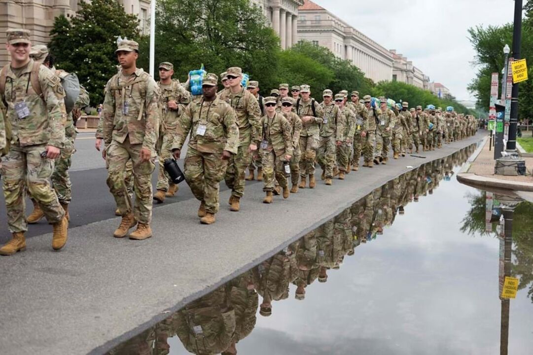 Militares marcham em desfile no aniversário de Trump, em Washington