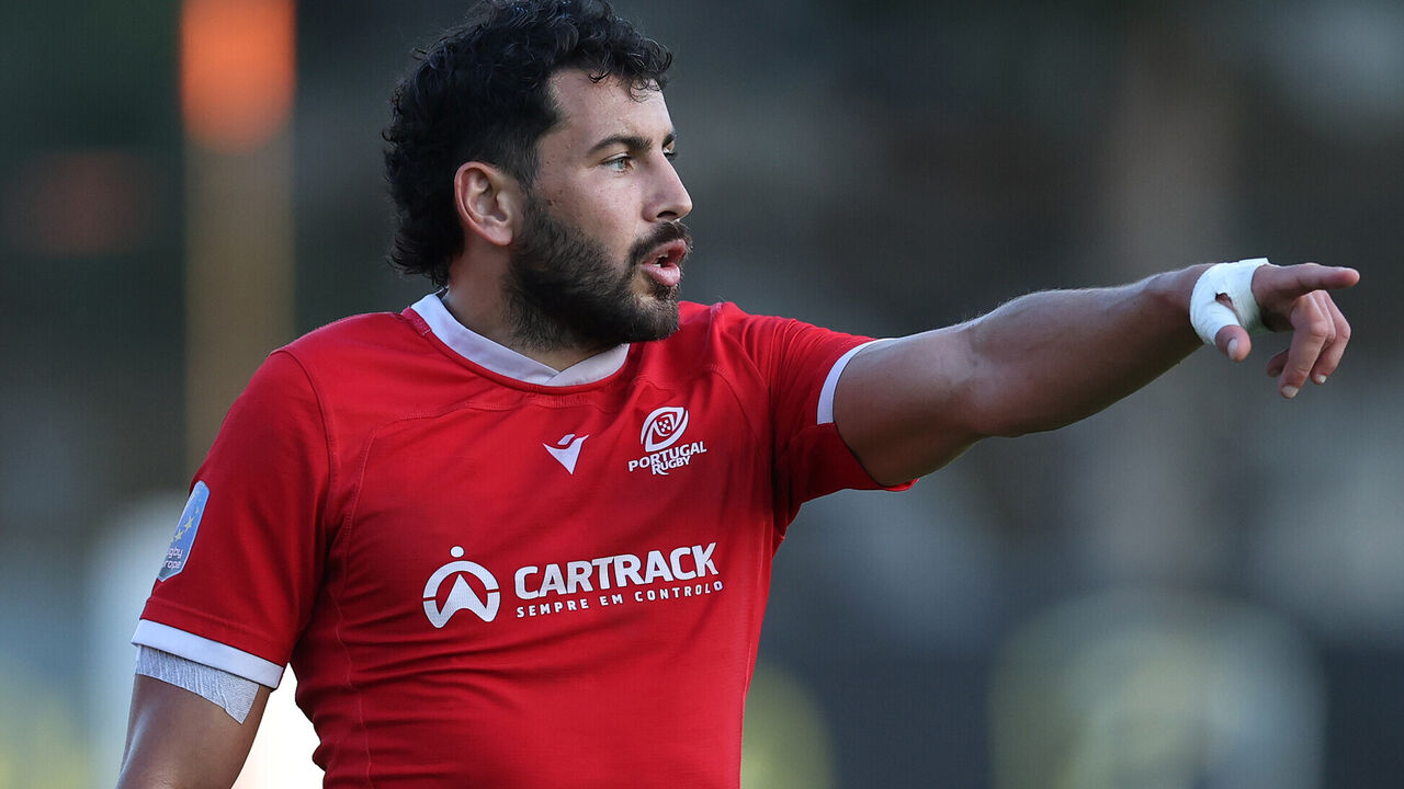 Jogador de râguebi português aponta durante o jogo em Makarska, Croácia