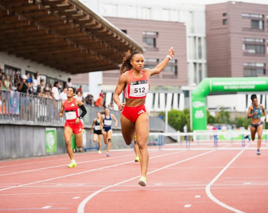 Atleta corta a meta numa competição de atletismo.
