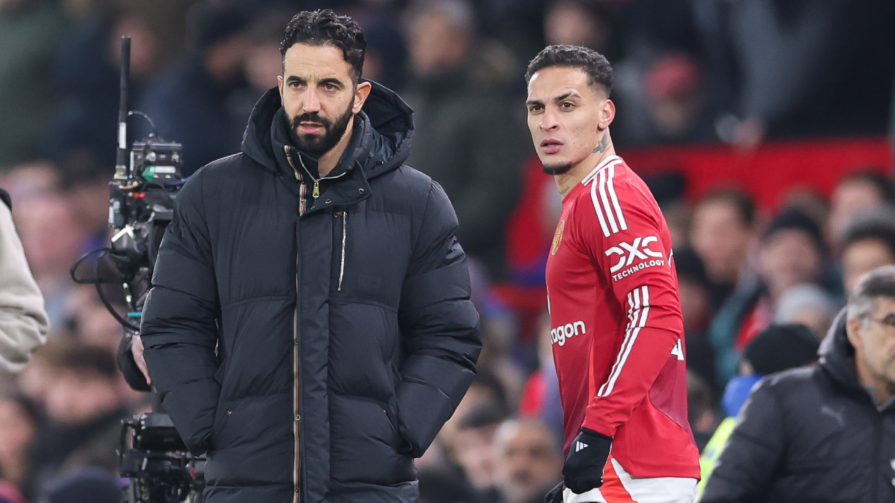 Antony, jogador do Manchester United, pode regressar, segundo Van der Sar