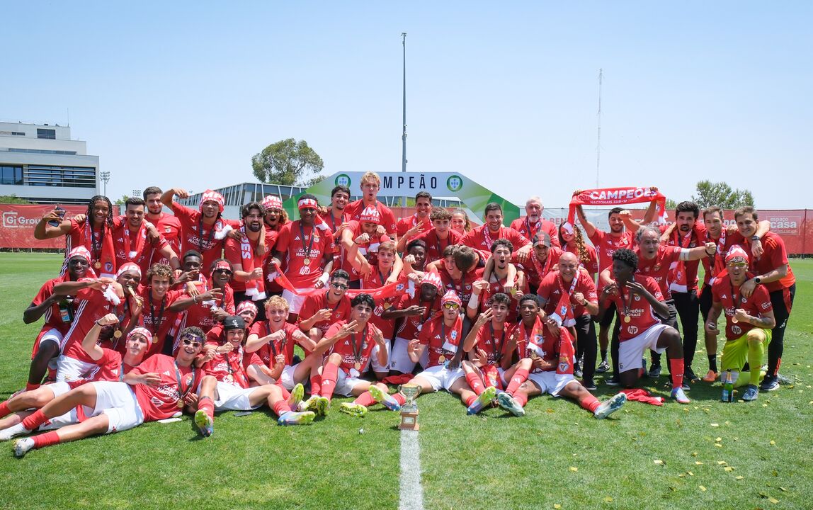 Benfica festeja o tricampeonato nacional de juvenis